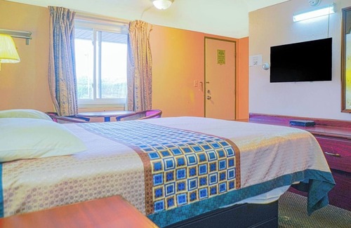 Bay City Hotel | Comfy and Clean Queen Bed Unit – Less Than 2 Miles from Downtown Bay City