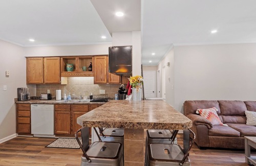 Royal Pines House | Comfy and Convenient South Asheville Getaway