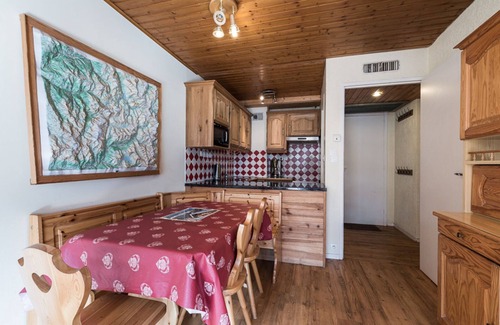 Les Almes Apartment | Comfy apt 6 ppl, close to slopes, balcony