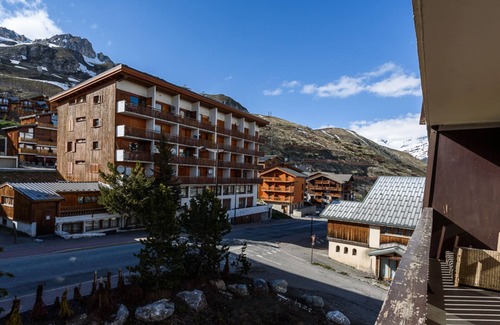Les Almes Apartment | Comfy apt 6 ppl, close to slopes, balcony
