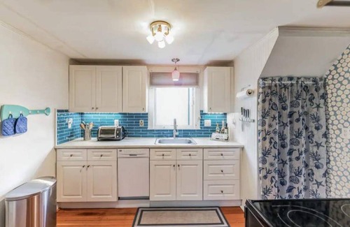 Mattapoisett Center House | Comfy beach house in Mattapoisett