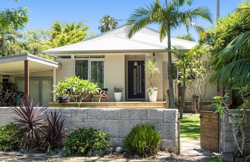 Palm Beach House | Comfy family beach house, an entertainers delight- sandy feet paradise.