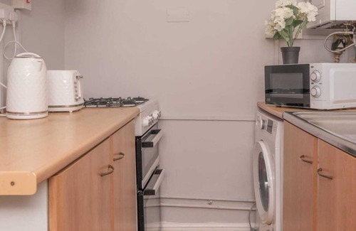 Weston by Wellend House | Comfy Home with Parking