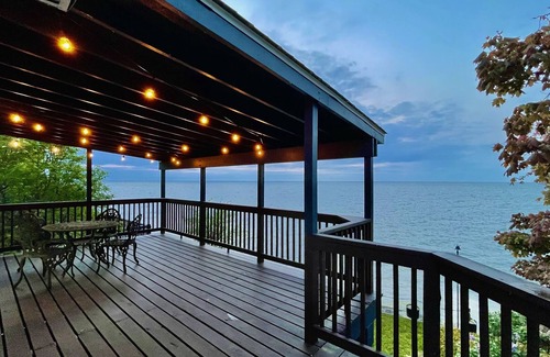 Town of Somerset Cottage | Comfy Lakehouse near Niagara Falls on Lake Ontario