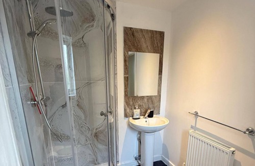 Bracknell Apartment | Comfy Premium Home in Town