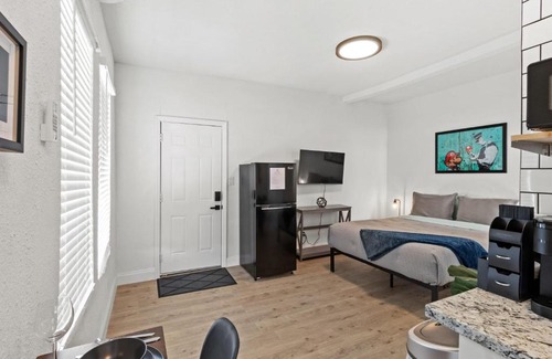 Ybor City Apartment | Comfy Studio Apartment in Tampa with Parking