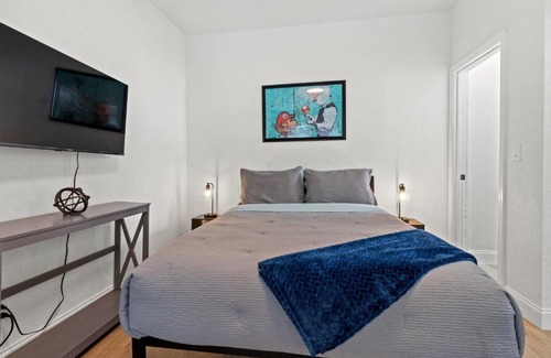 Ybor City Apartment | Comfy Studio Apartment in Tampa with Parking