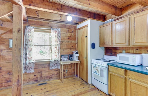 Taswell Cabin | Comfy Taswell Cabin Rental - Community Amenities!