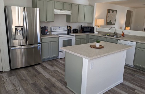 Surprise Farms House | Comfy Urban Retreat/Heated pool! Pets welcome.