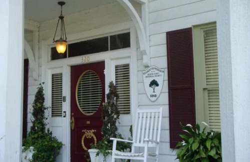 Bainbridge Bed & Breakfast | Commodore Bed & Breakfast/Red Room