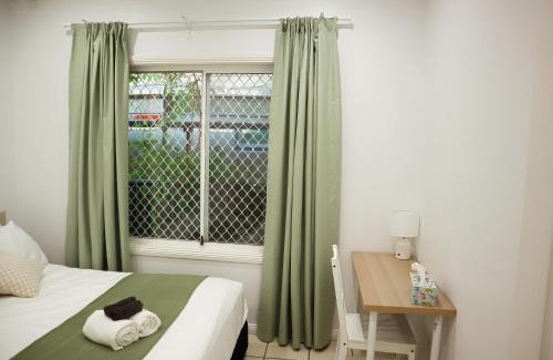 Auburn House | Compact Double room with shared bathoom