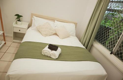 Auburn House | Compact Double room with shared bathoom