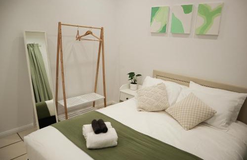 Auburn House | Compact Double room with shared bathoom