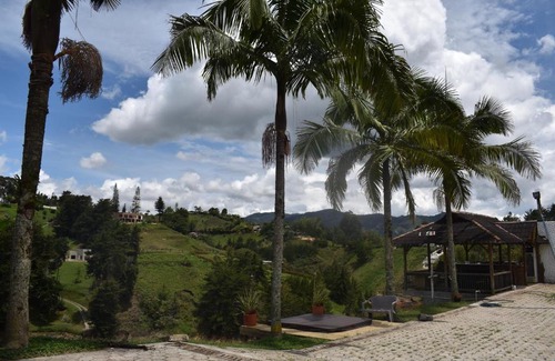 El Penol Villa | Complejo de Cabañas de Lujo Edén - Artesanos y Turistas