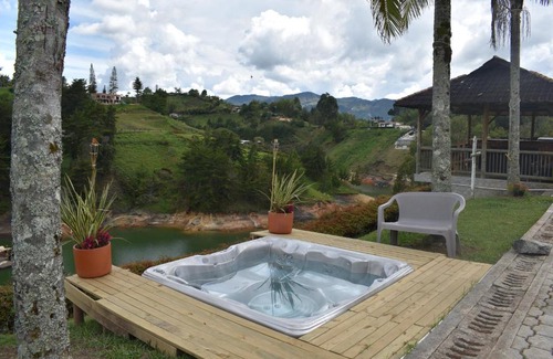 El Penol Villa | Complejo de Cabañas de Lujo Edén - Artesanos y Turistas