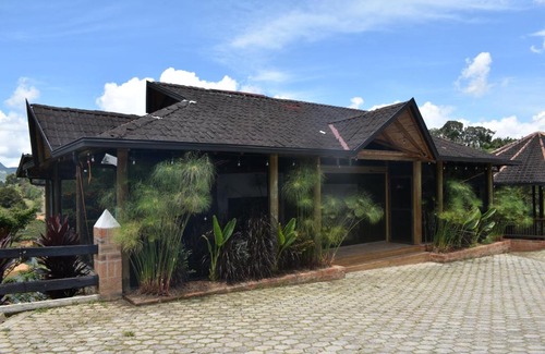 El Penol Villa | Complejo de Cabañas de Lujo Edén - Artesanos y Turistas