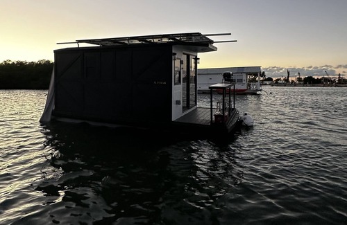 Marathon Boat Rental | Completely remodeled… Paradise awaits on this cozy houseboat!