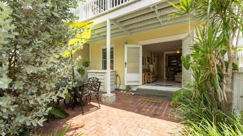 Truman Annex House | Conch Adventure by AvantStay Great Location w Patio Outdoor Dining and Shared Pool Week Long Stays