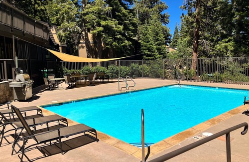 Majestic Pines Condo | Condo near the lifts & golf with access to a pool & hot tub