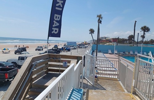 Rogers Seabreeze Condo | Condo on Beach w Tiki Bar & Pool
