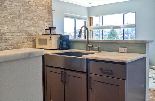 East Queen Anne Apartment | Condo w/ beautiful view of the Seattle Skyline, private patio, and rooftop deck!
