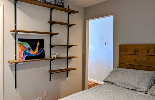East Queen Anne Apartment | Condo w/ beautiful view of the Seattle Skyline, private patio, and rooftop deck!
