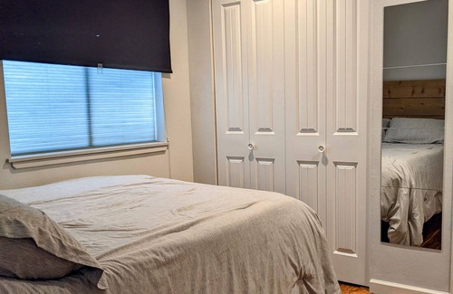 East Queen Anne Apartment | Condo w/ beautiful view of the Seattle Skyline, private patio, and rooftop deck!