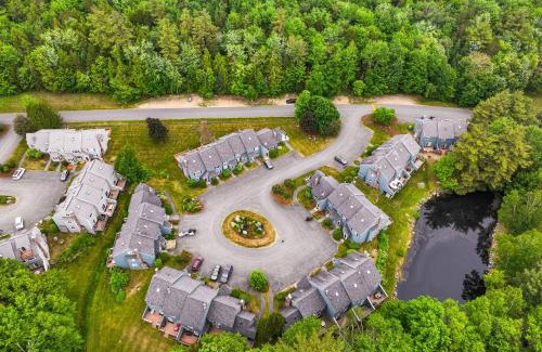 North Woodstock Apartment | Condo with Deck and Grill Less Than 5 Miles to Loon Mountain!