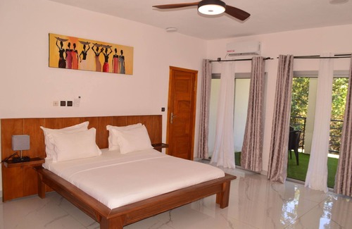 Kribi Hotel | Connect. 2BR/4P · Balcony · Beach · B’fast opt ·