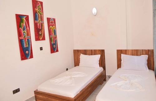 Kribi Hotel | Connect. 2BR/4P · Balcony · Beach · B’fast opt ·