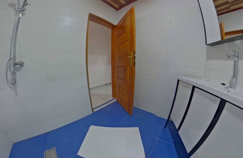 Kribi Hotel | Connect. 2BR/4P · Balcony · Beach · B’fast opt ·