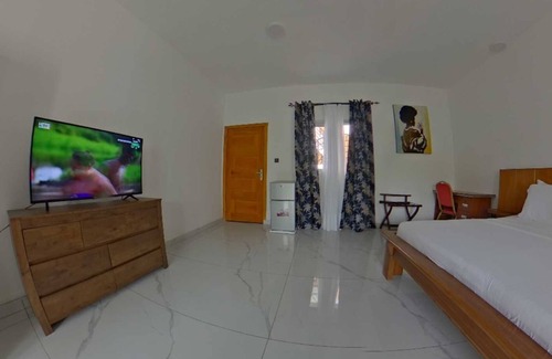 Kribi Hotel | Connect. 2BR/4P · Balcony · Beach · B’fast opt ·