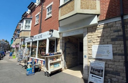 Swanage Apartment | Contemporary 2 bedroom apartment in the heart of Swanage, pets welcome