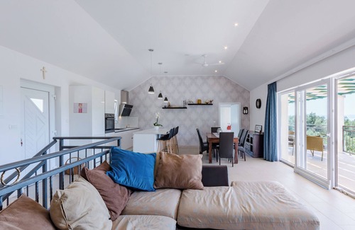 Sumartin House | Contemporary 4 bedrooms house, pool, spacious garden