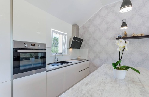 Sumartin House | Contemporary 4 bedrooms house, pool, spacious garden