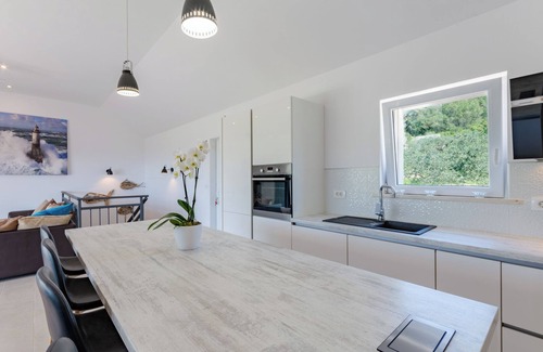 Sumartin House | Contemporary 4 bedrooms house, pool, spacious garden