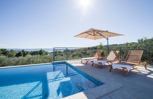 Sumartin House | Contemporary 4 bedrooms house, pool, spacious garden