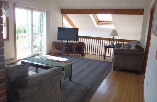 Eastward Look House | Contemporary 5 Bedroom Home .Easy walk to the beach. Central air