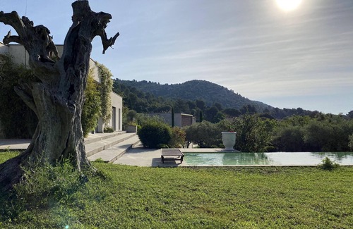Merindol House | Contemporary architect-designed house at the foot of the Luberon mountains