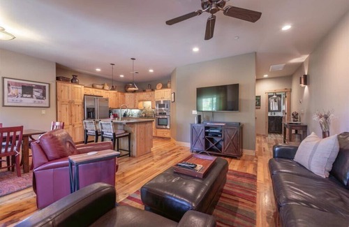Truckee Condo | Contemporary clean townhome, great location, short walk to downtown