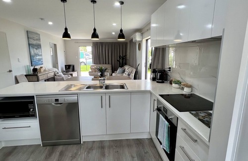 Panmure House | Contemporary Elegance Meets Comfort - Central Auckland - Sleeps 6.