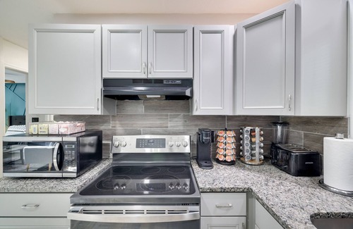 Tobyhanna Ski Chalet | Contemporary Escape ⭐️ Hot Tub ⭐️ Karaoke ⭐️ Gaming ⭐️ Fire Pit ⭐️ Lake Access