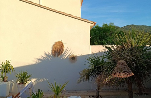 Saint-Zacharie House | Contemporary house with swimming pool, jacuzzi, summer kitchen and cicada song.