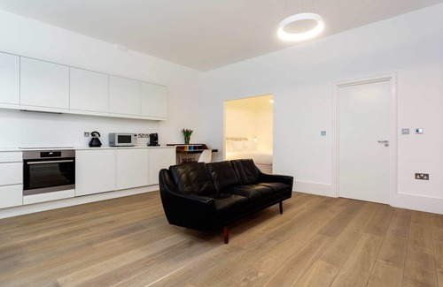 South Hampstead Apartment | Contemporary in Swiss Cottage, by Veeve