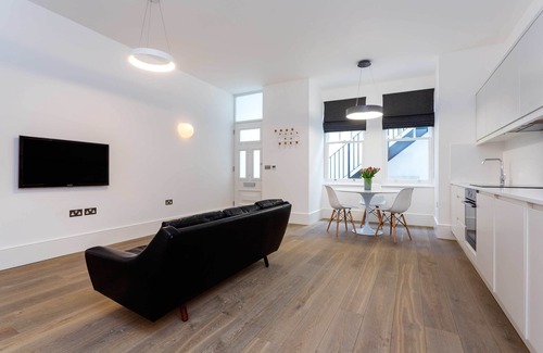 South Hampstead Apartment | Contemporary in Swiss Cottage, by Veeve
