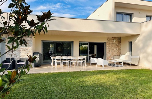 Montelimar Villa | Contemporary villa in Drôme Provençale with swimming pool close to amenities
