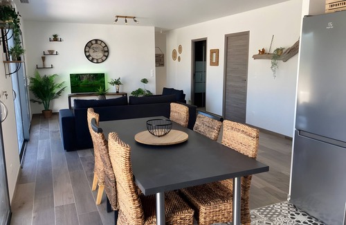 Azur House | Contemporary Villa with Pool – Close to Beaches and Lake – 8 People