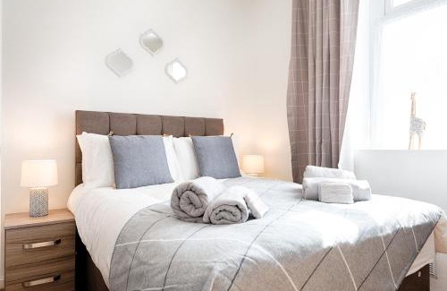 Landore Apartment | Contractor-Approved - 4 Bed - Smart TVs - Access M4
