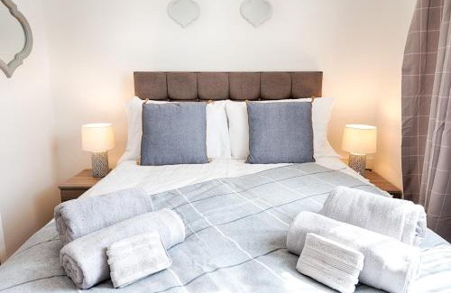 Landore Apartment | Contractor-Approved - 4 Bed - Smart TVs - Access M4