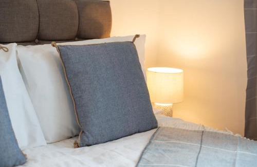 Landore Apartment | Contractor-Approved - 4 Bed - Smart TVs - Access M4
